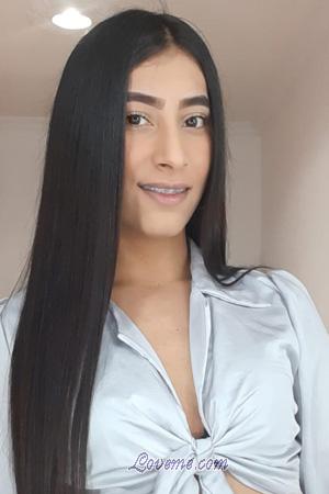 204579 - Laura Idade: 24 - Colômbia